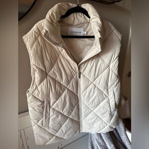 Calvin Klein Women's Ivory Quilted Vest. Medium